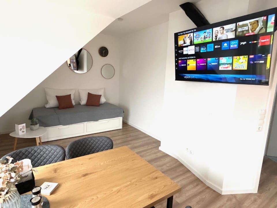 Bed, TV and multimedia, Living room