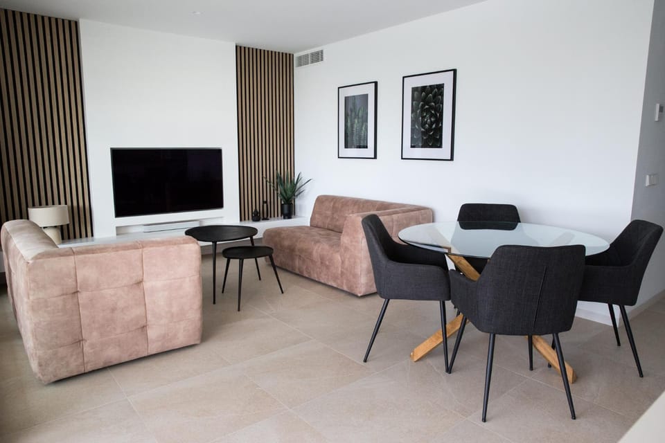 TV and multimedia, Living room, Seating area, Dining area