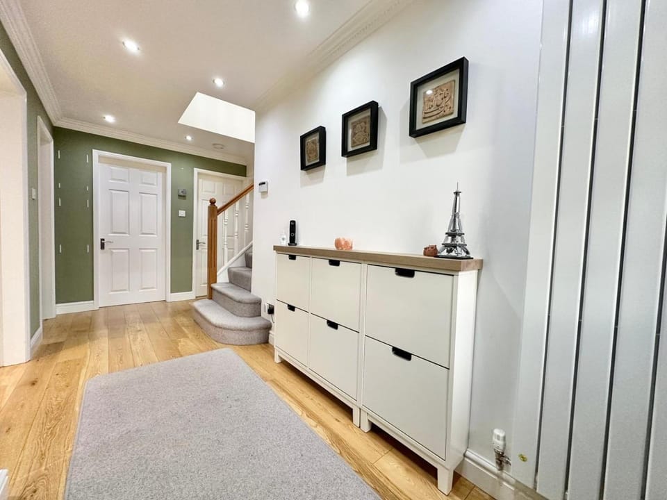 Tranquil Retreat Spacious 4-Bedroom Family Home House in Leeds
