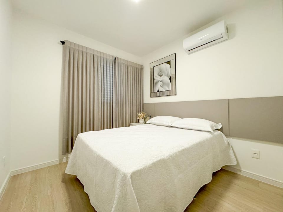 Photo of the whole room, Bedroom, air conditioner