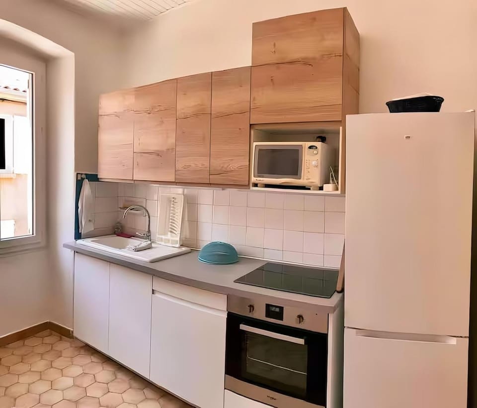 Kitchen or kitchenette, microwave, oven, stove
