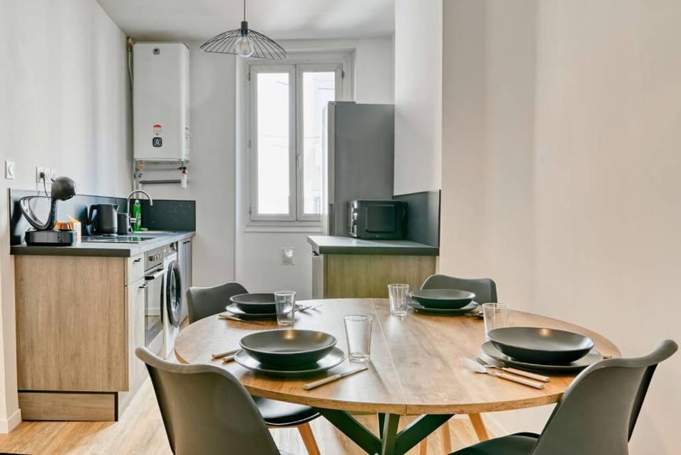 Coffee/tea facilities, Kitchen or kitchenette, Dining area, oven, stove
