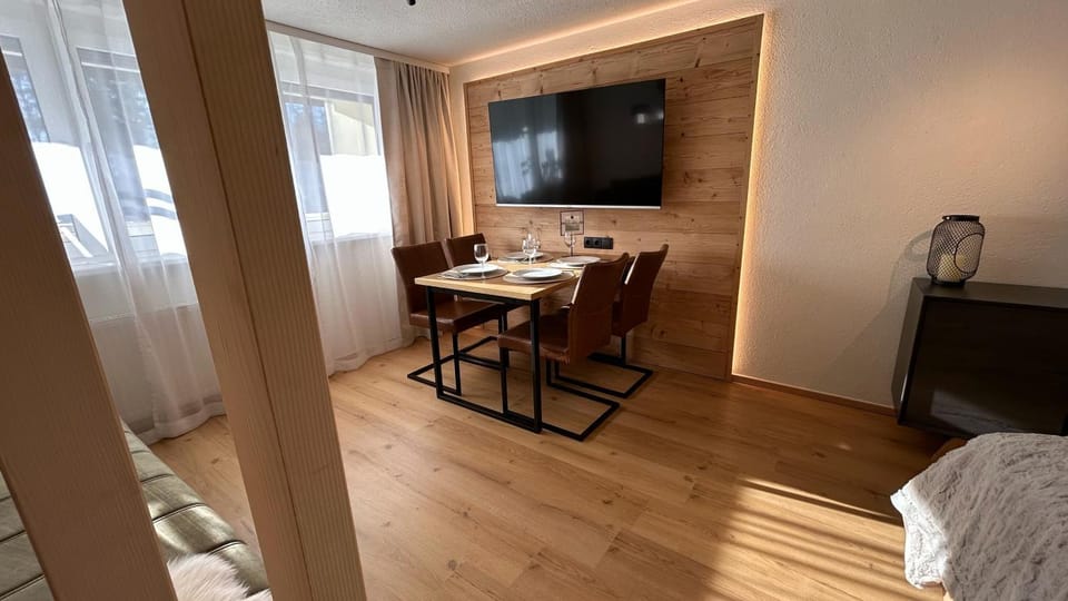 Living room, Dining area, Food