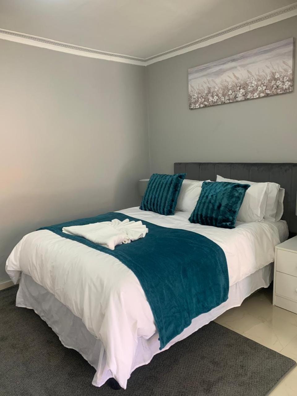 Bed, towels