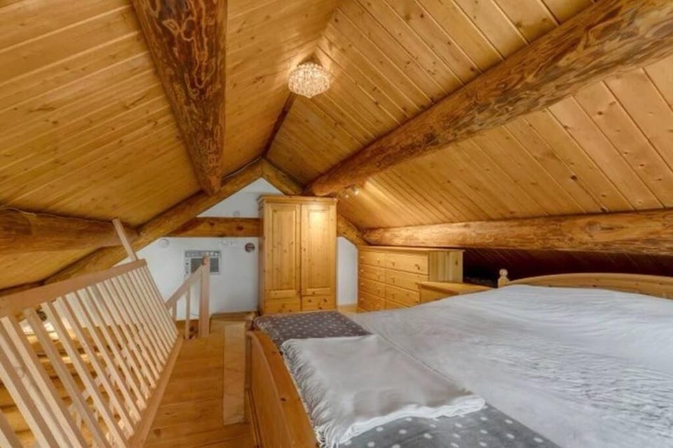 Authentic lofted log cabin with hot tub Cabin in British Columbia