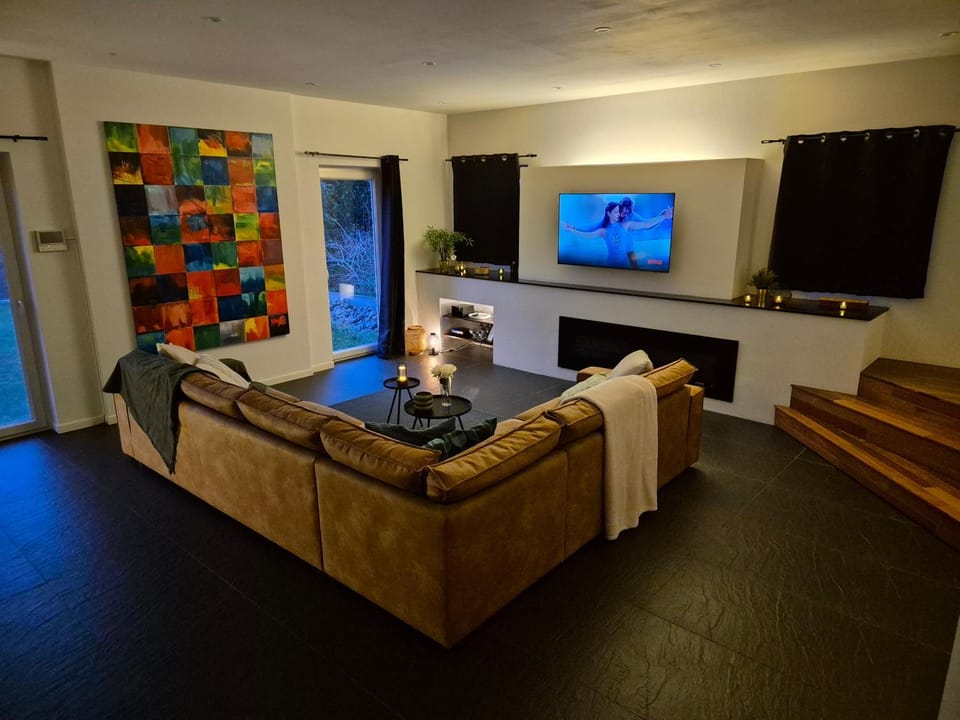 Communal lounge/ TV room, TV and multimedia, Living room