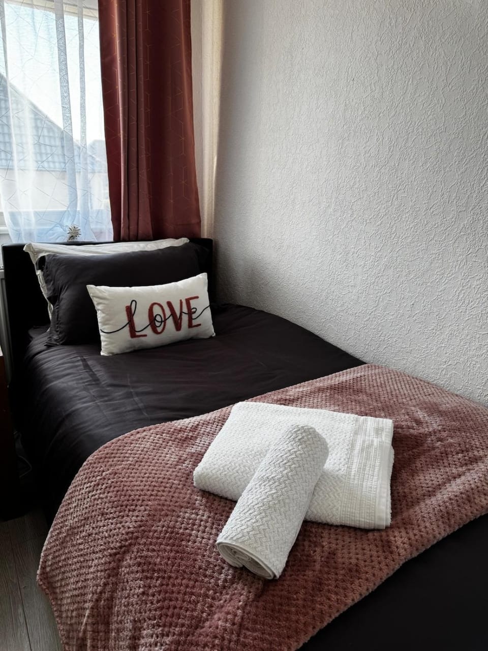 Bed, Bedroom, towels