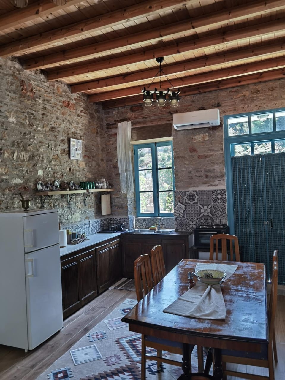 Kitchen or kitchenette, Dining area