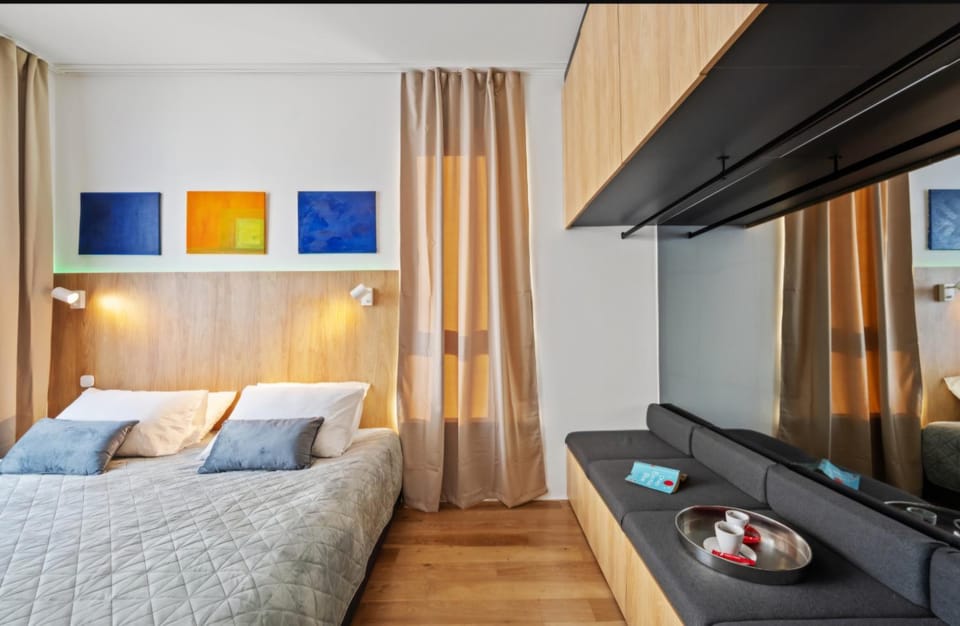 Bed, TV and multimedia, Photo of the whole room, Seating area, Bedroom