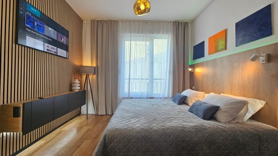 Bed, TV and multimedia, Seating area, Bedroom