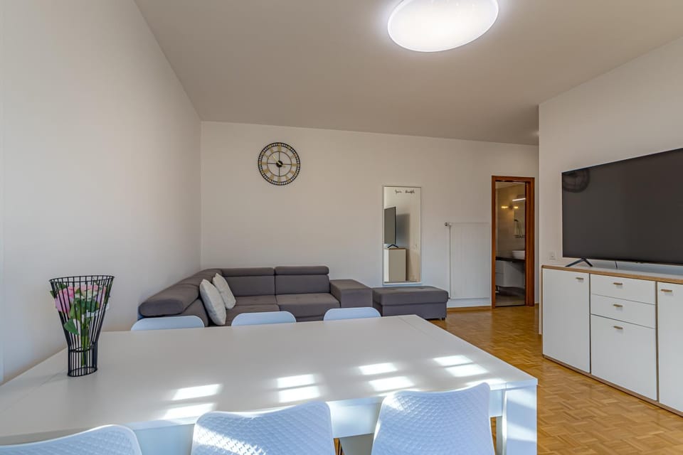 TV and multimedia, Living room, Seating area, Dining area