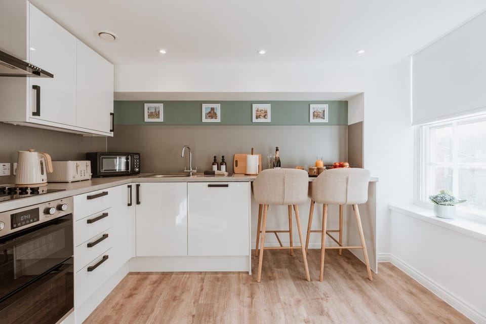 2 Bed Apartment Overlooking the Square Step Out to Shops & Dining Apartment in Shrewsbury