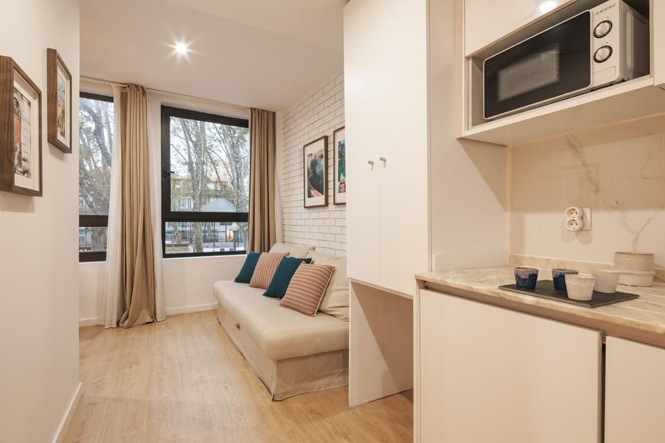 Kitchen or kitchenette, Living room, Seating area, minibar