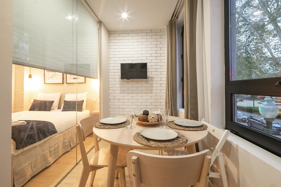 Bed, Dining area, Bedroom