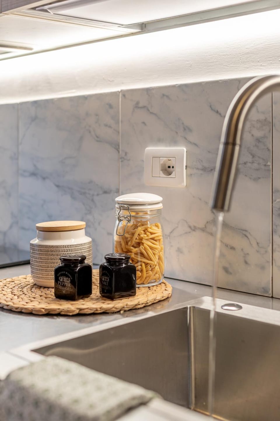 Restaurant/places to eat, Kitchen or kitchenette, Food