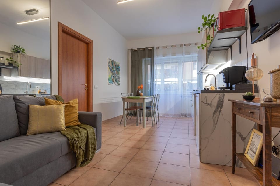 TV and multimedia, Living room, Seating area, Dining area
