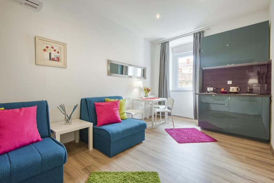 Living room, Photo of the whole room