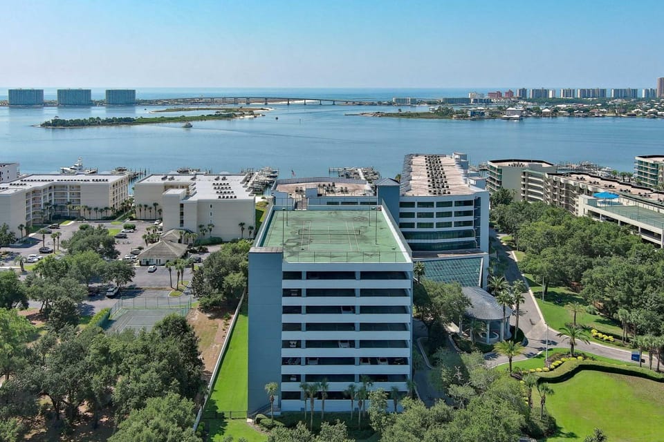 Property building, Day, Natural landscape, Bird's eye view, Lake view, Sea view