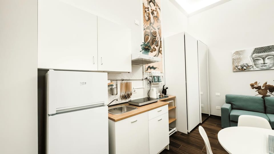 Kitchen or kitchenette, Dining area, minibar, stove