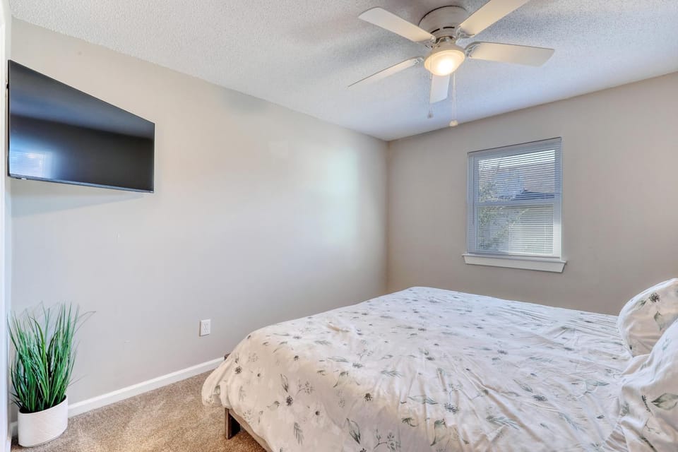 Bed, TV and multimedia, Photo of the whole room, Bedroom