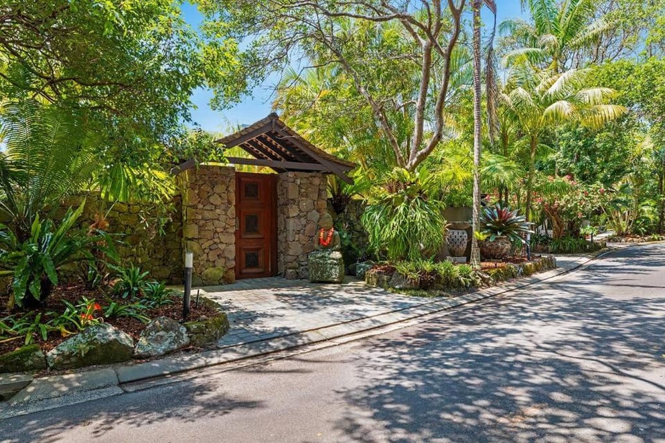 Fuller Holidays -Ocean House - Beachfront Suffolk Park House in New South Wales