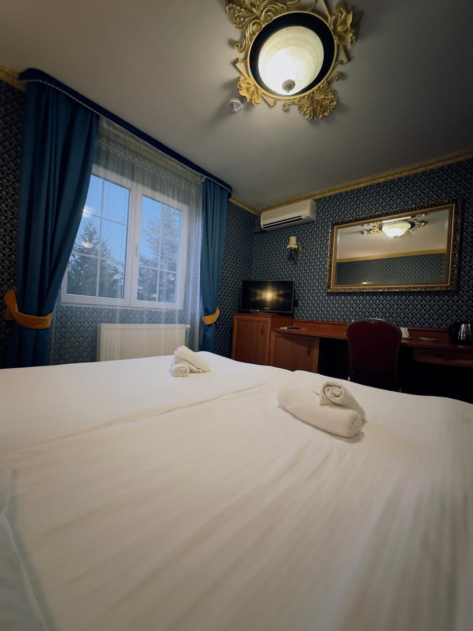 Bed, Photo of the whole room, Bedroom, air conditioner