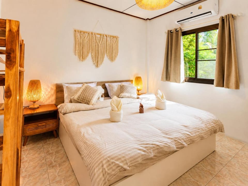 Bed, Photo of the whole room, Bedroom, towels, air conditioner