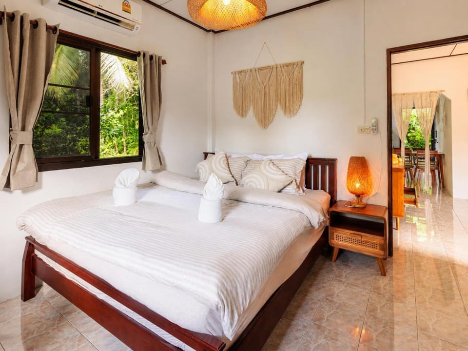 Bed, Photo of the whole room, Bedroom, air conditioner