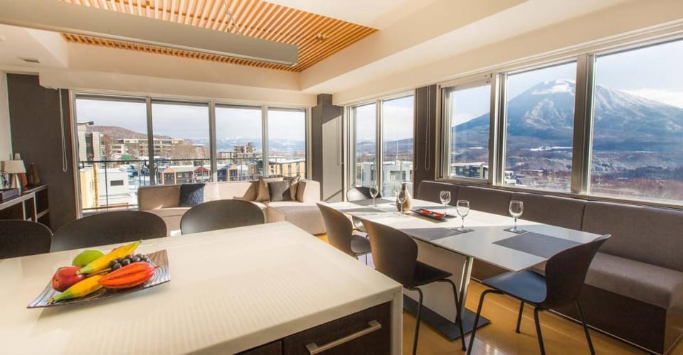 Living room, Dining area, Mountain view