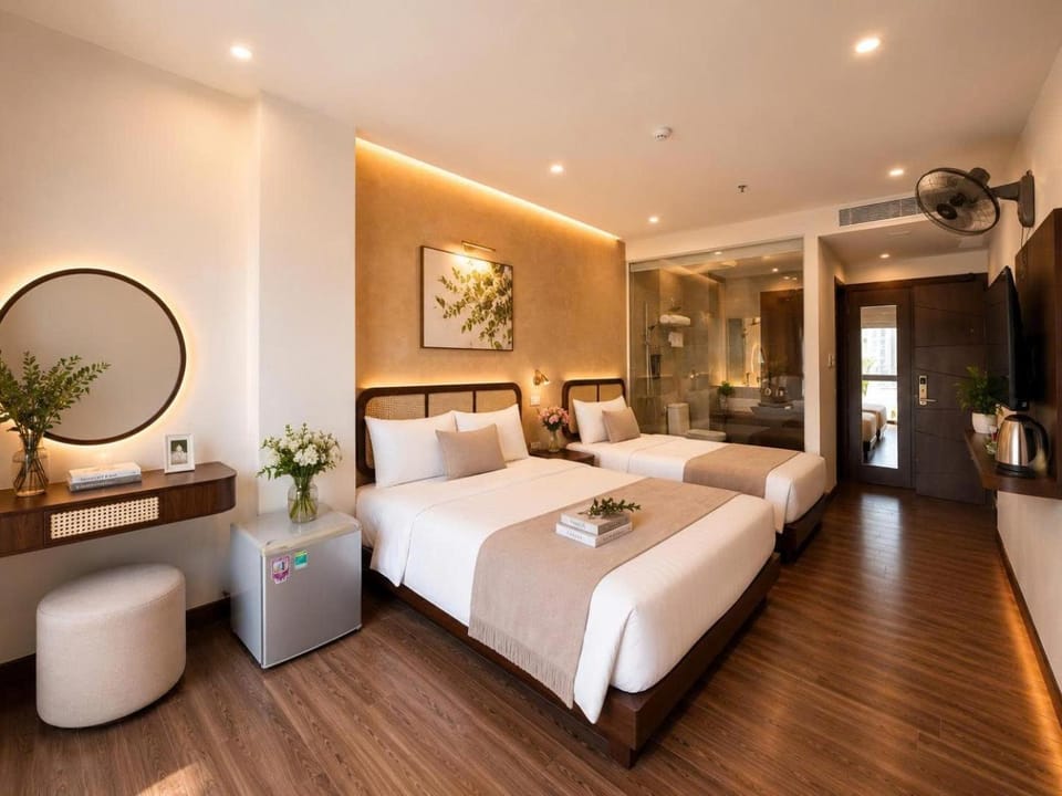 Bed, TV and multimedia, Living room, Photo of the whole room, Seating area, Bedroom