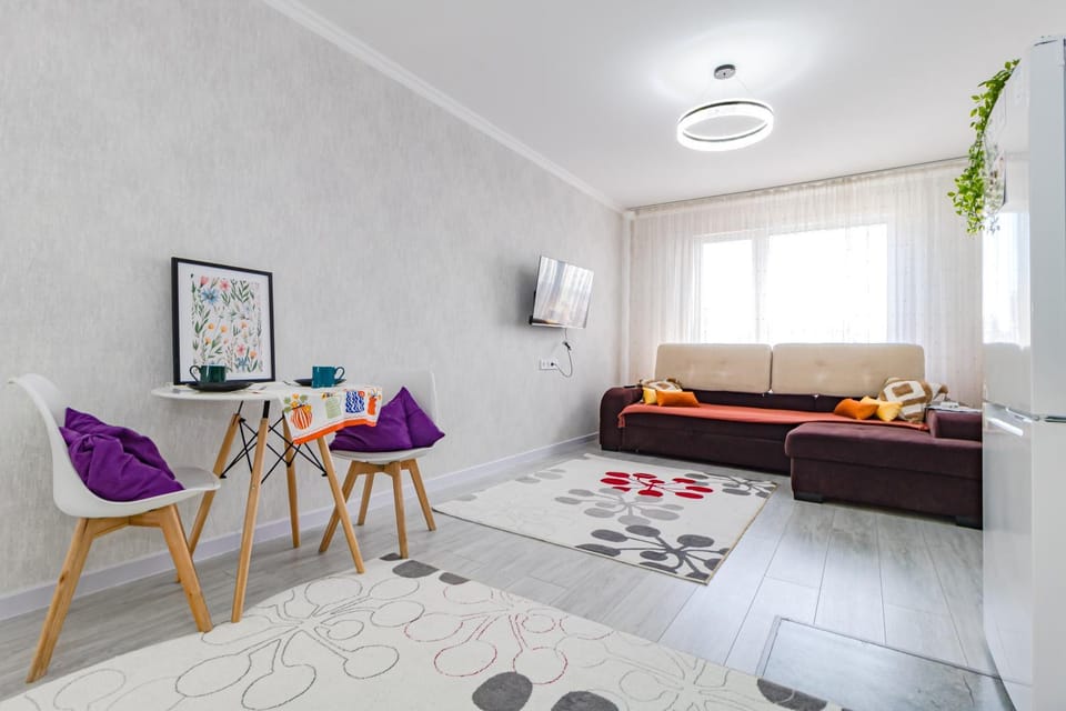 Bed, TV and multimedia, Living room, Photo of the whole room, Seating area, Bedroom