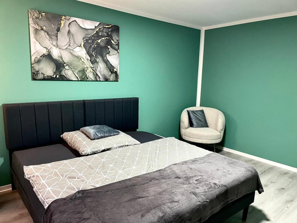 Bed, Living room, Photo of the whole room, Seating area, Bedroom