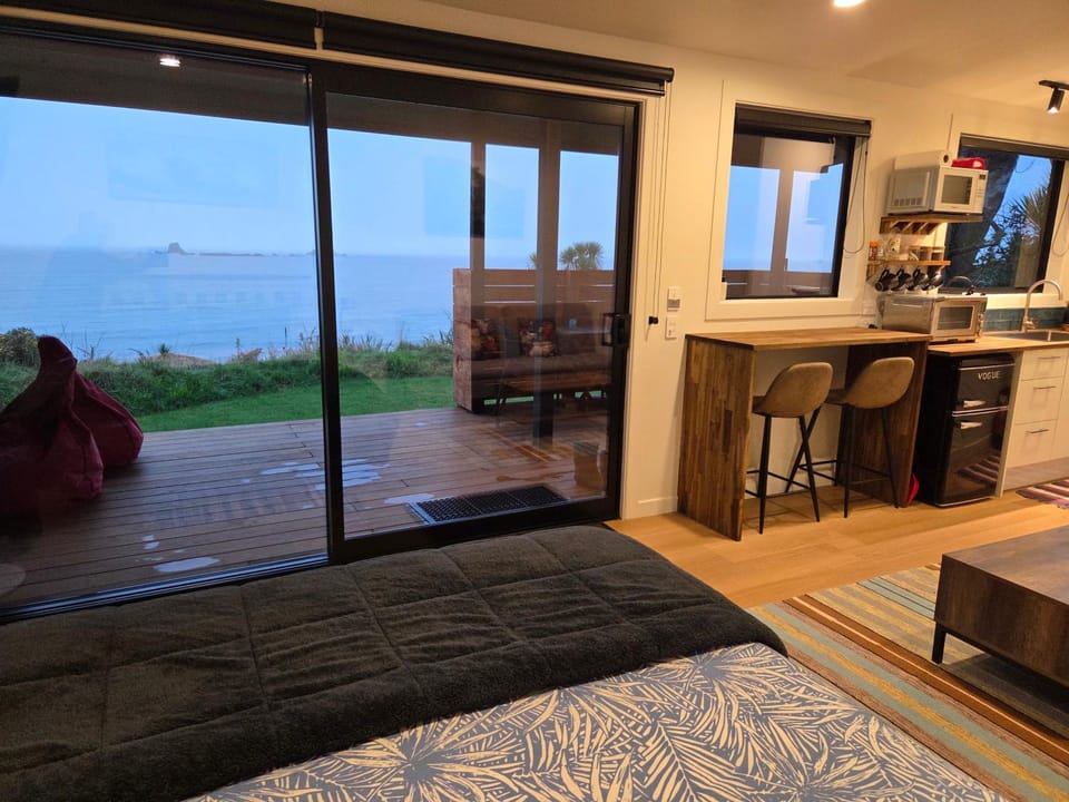 Hole in the rock Studio Apartment in West Coast