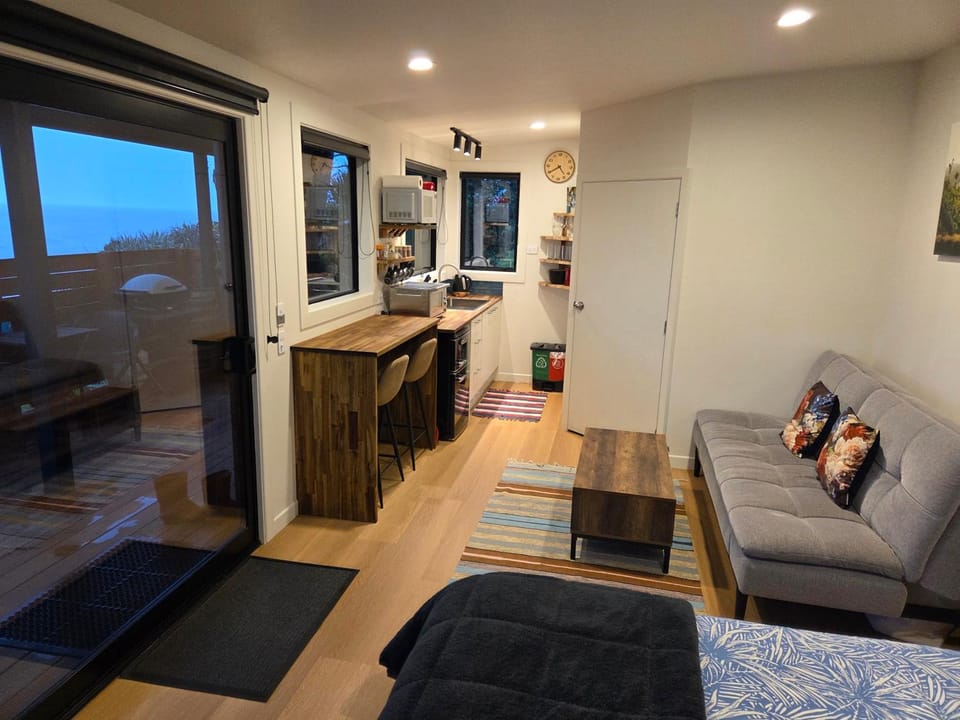 Hole in the rock Studio Apartment in West Coast