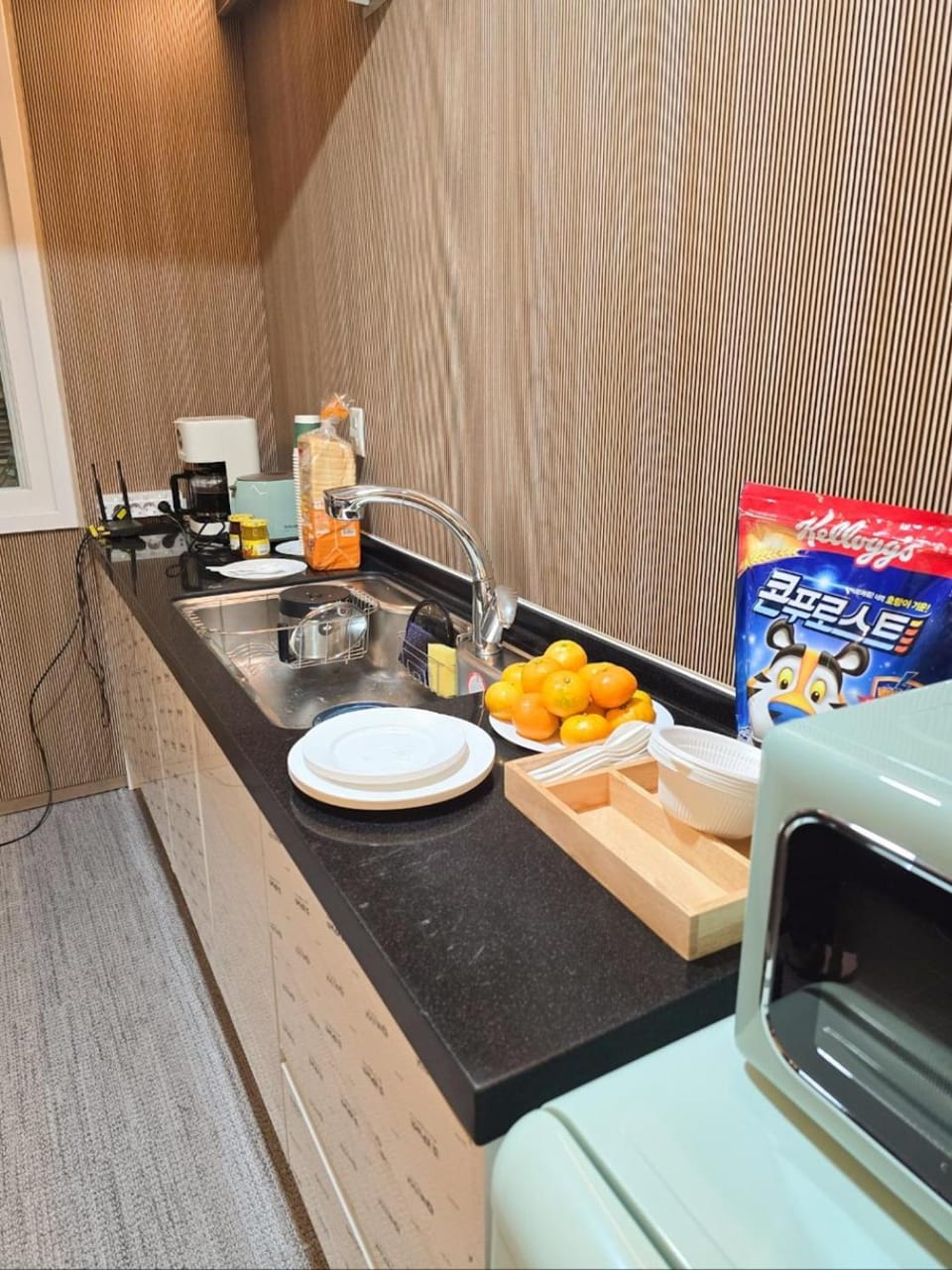 Kitchen or kitchenette, Food and drinks, Food, Breakfast, Continental breakfast, minibar, toaster