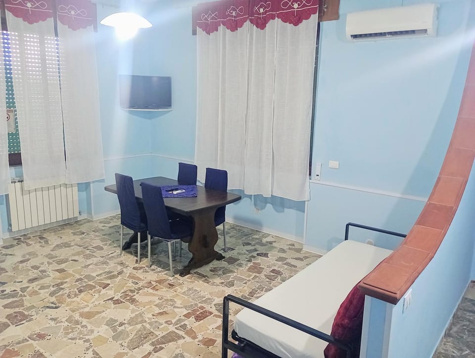 Communal lounge/ TV room, TV and multimedia, Living room, Seating area, Dining area, Evening entertainment, air conditioner