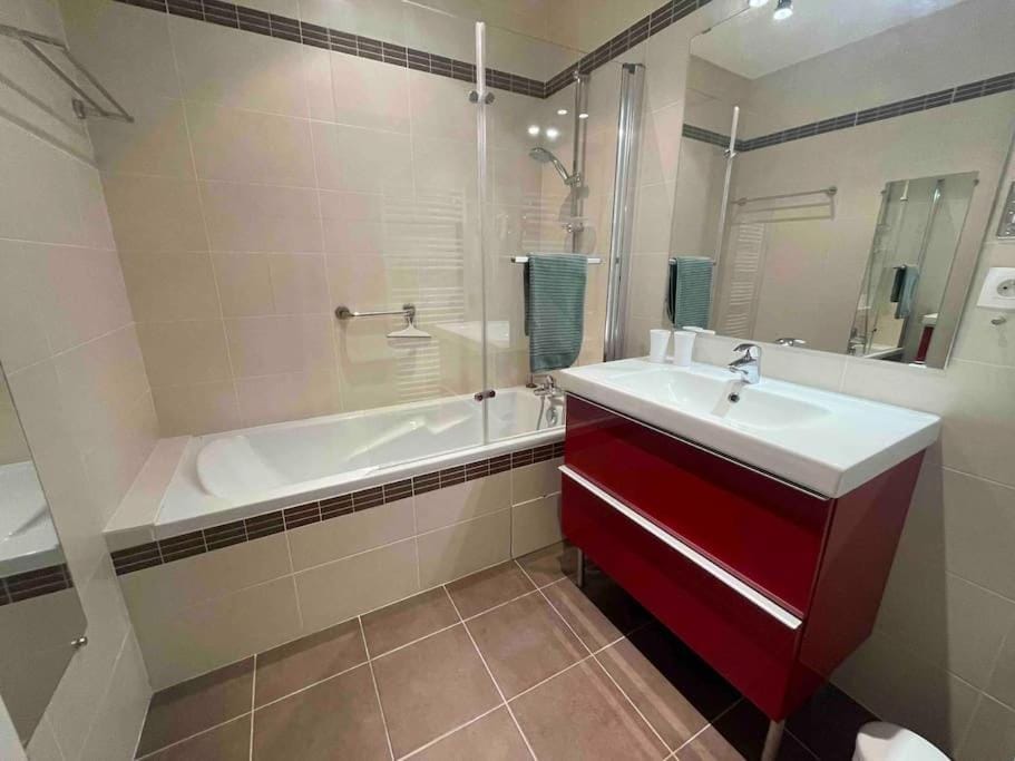 Bathroom, Bath, towels