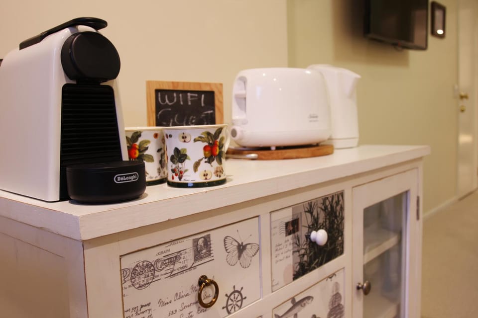 Coffee/tea facilities, toaster