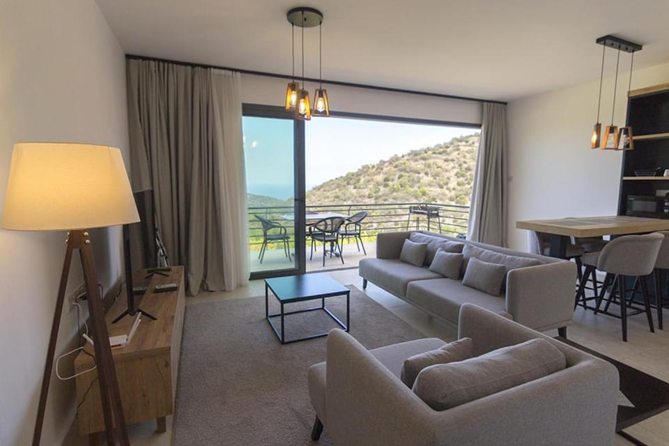 Natural landscape, TV and multimedia, Living room, Seating area, Dining area, Mountain view