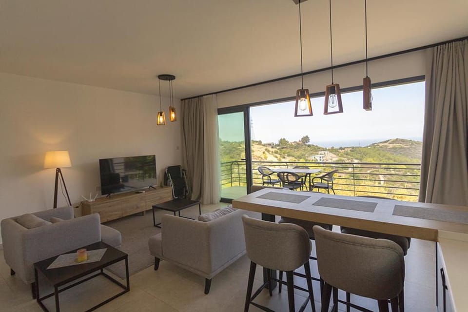 Communal lounge/ TV room, Natural landscape, TV and multimedia, View (from property/room), Balcony/Terrace, Living room, Seating area, Dining area, Evening entertainment, Mountain view