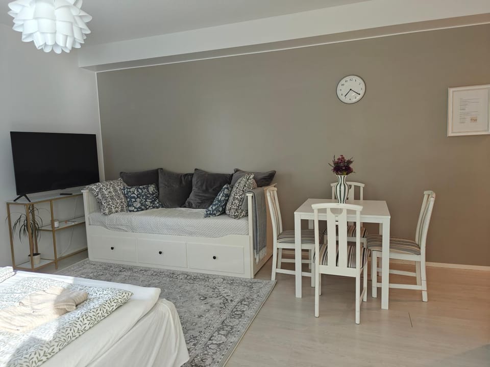 Bed, TV and multimedia, Dining area, Bedroom, furniture, towels
