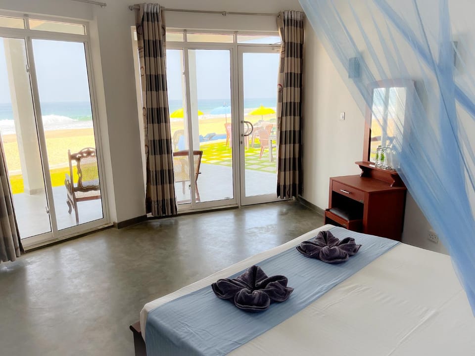 Photo of the whole room, Bedroom, Sea view