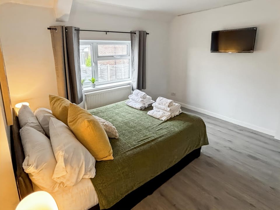 Bed, TV and multimedia, Bedroom