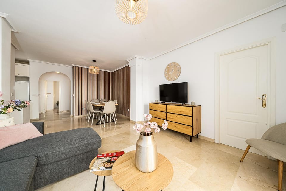 TV and multimedia, Living room, Seating area, Evening entertainment