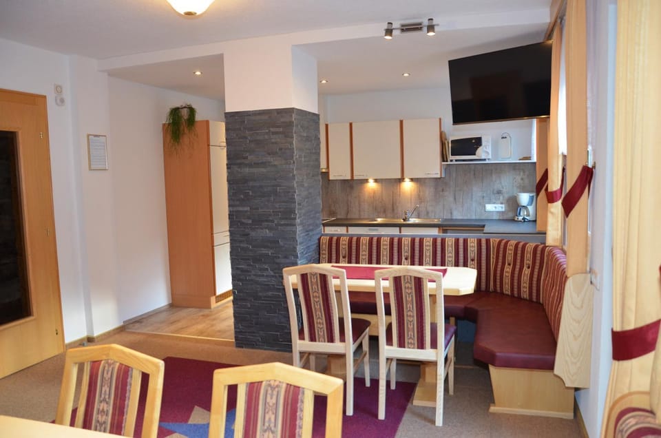 Kitchen or kitchenette, Seating area, Dining area