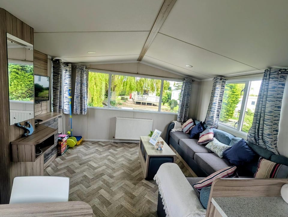 Stylish 8 Berth Caravan At Southview Park In Skegness Ref 33042M House in Skegness