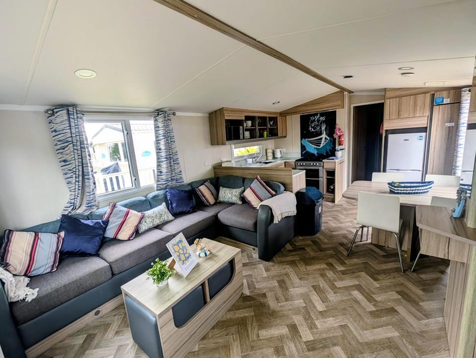 Stylish 8 Berth Caravan At Southview Park In Skegness Ref 33042M House in Skegness