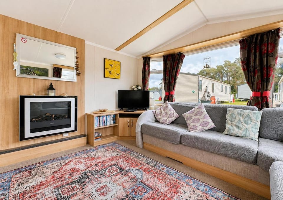 Superb 8 Berth Caravan At Caldecott Hall Country Park, Norfolk Ref 91055C House in South Norfolk District