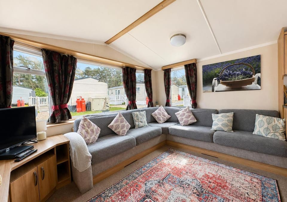 Superb 8 Berth Caravan At Caldecott Hall Country Park, Norfolk Ref 91055C House in South Norfolk District