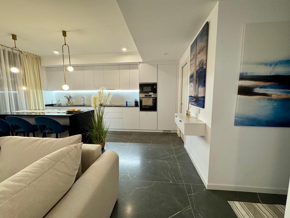 TV and multimedia, Kitchen or kitchenette, Living room, Seating area, Dining area